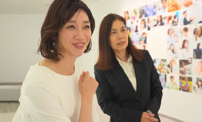 展示を案内するガイド